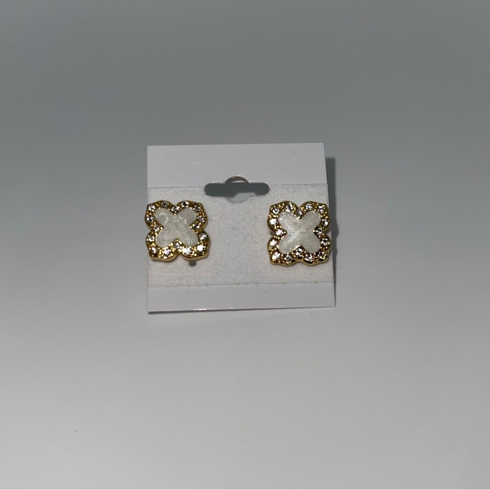 Women’s white clover earrings